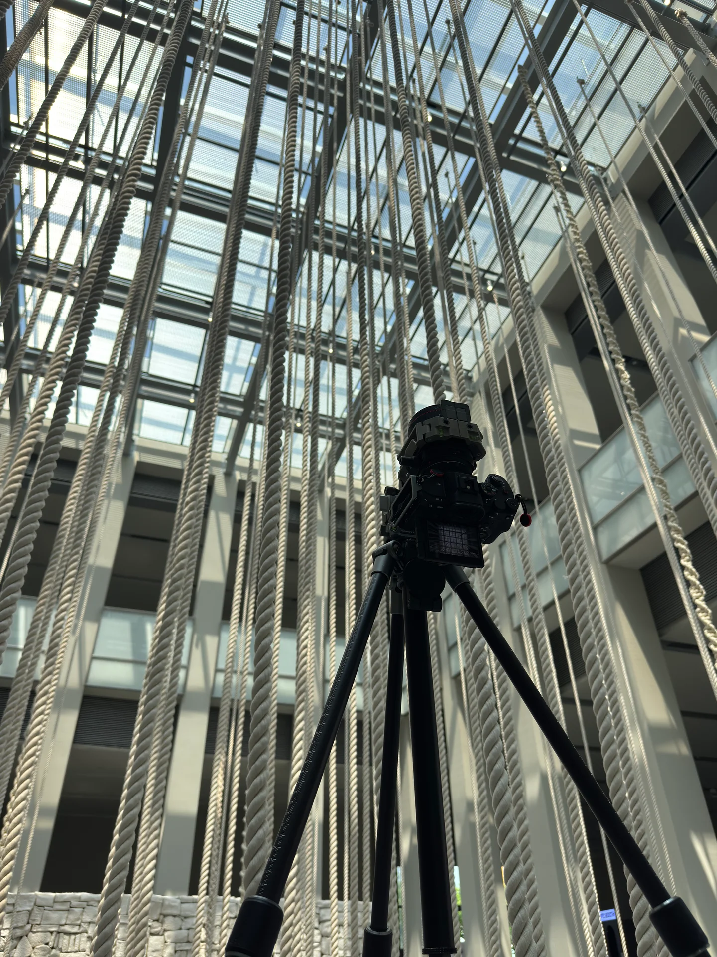 西岸美术馆展览现场悬挂装置与拍摄设备